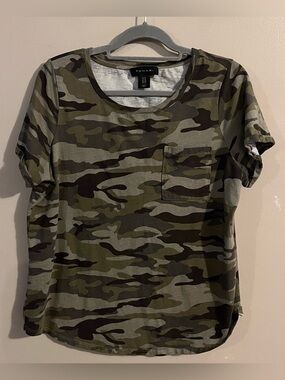 $6💚Bundled Tahari Camouflage Tee